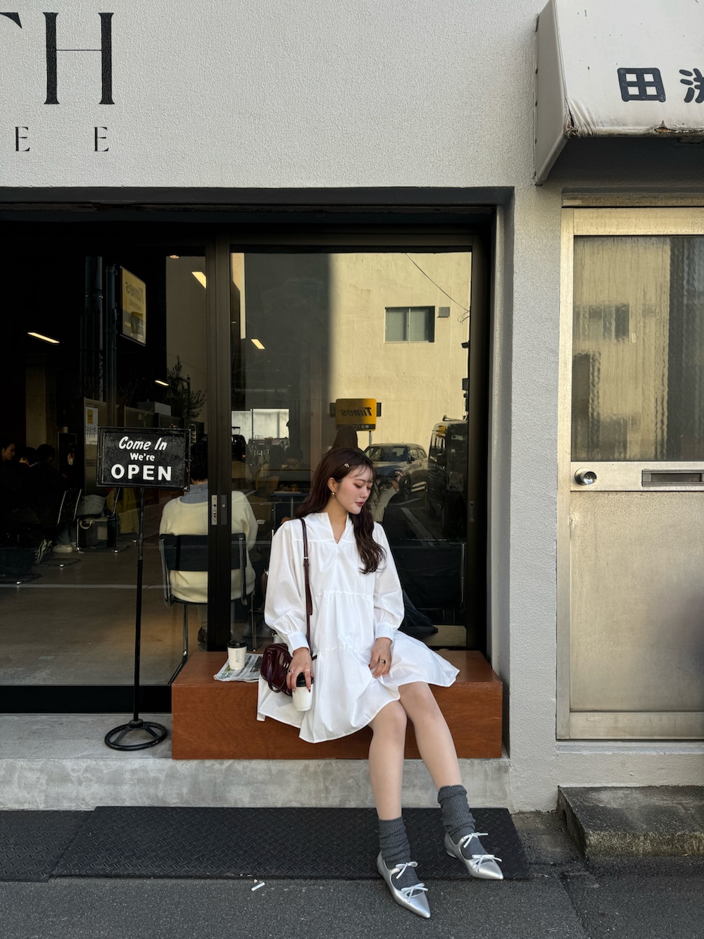 ホワイト系のワンピースを着用したレディースの冬コーディネートの2枚目の写真