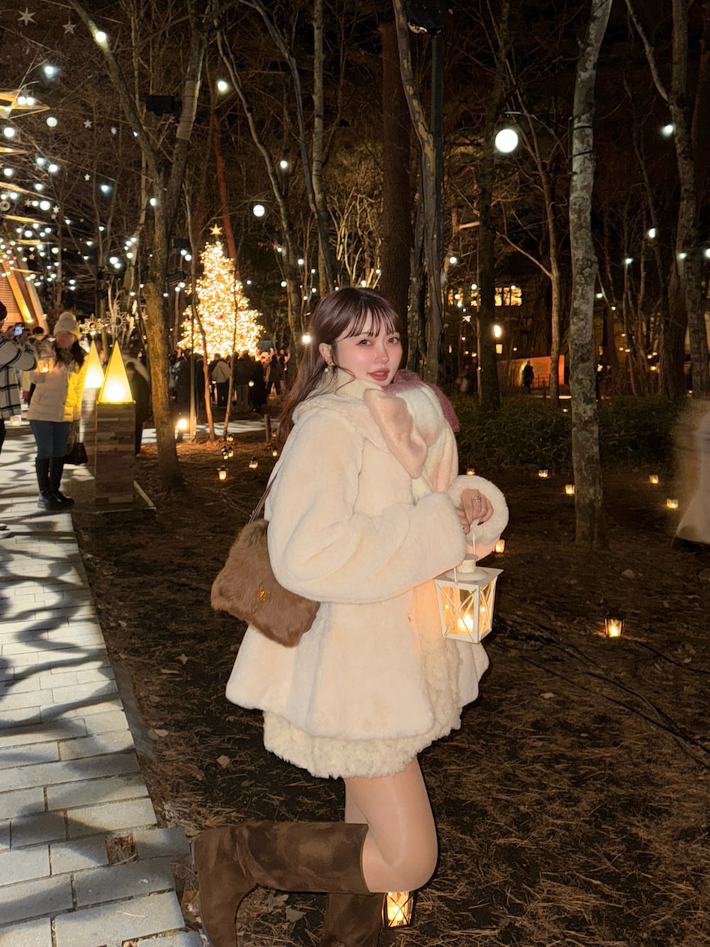 ホワイト系のその他アウター、ピンク系のマフラーを着用したレディースの冬コーディネートの5枚目の写真