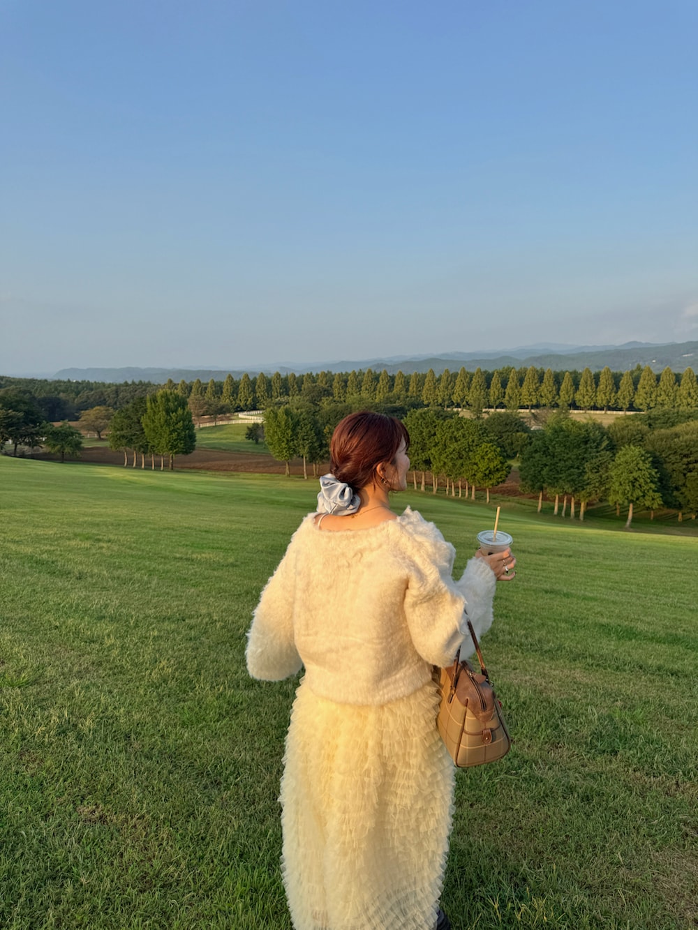 ホワイト系のドレス、ホワイト系のニット/セーターを着用したレディースの秋コーディネートの3枚目の写真