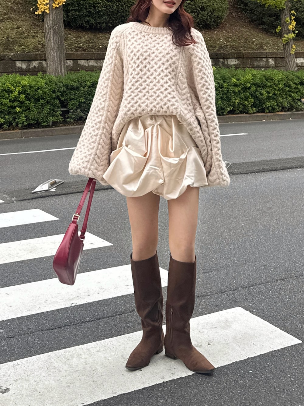 ホワイト系のその他アウター、ホワイト系のスカート、ベージュ系のその他アウターを着用したレディースの秋コーディネートの4枚目の写真