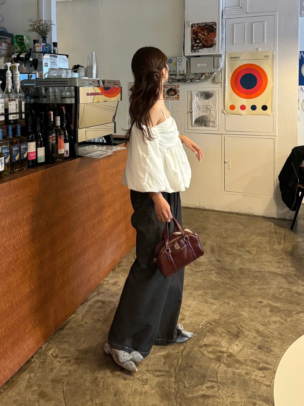 ホワイト系のシャツ/ブラウス、レッド系のショルダーバッグ、シルバー系のパンプスを着用したレディースの春コーディネートの3枚目の写真