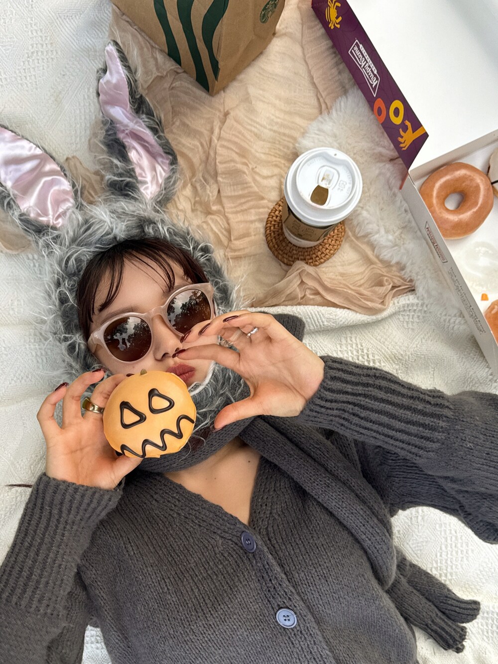 グレー系のニット/セーターを着用したレディースの秋コーディネートの3枚目の写真