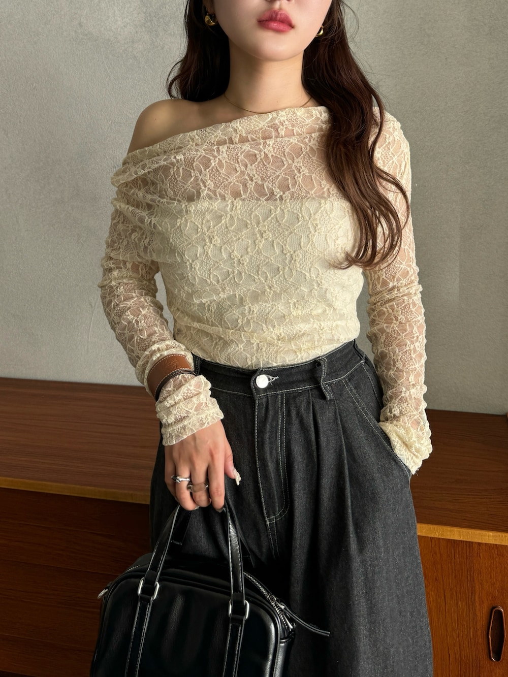 レッド系のショルダーバッグ、ホワイト系のTシャツ/カットソー、シルバー系のパンプスを着用したレディースの春コーディネートの4枚目の写真