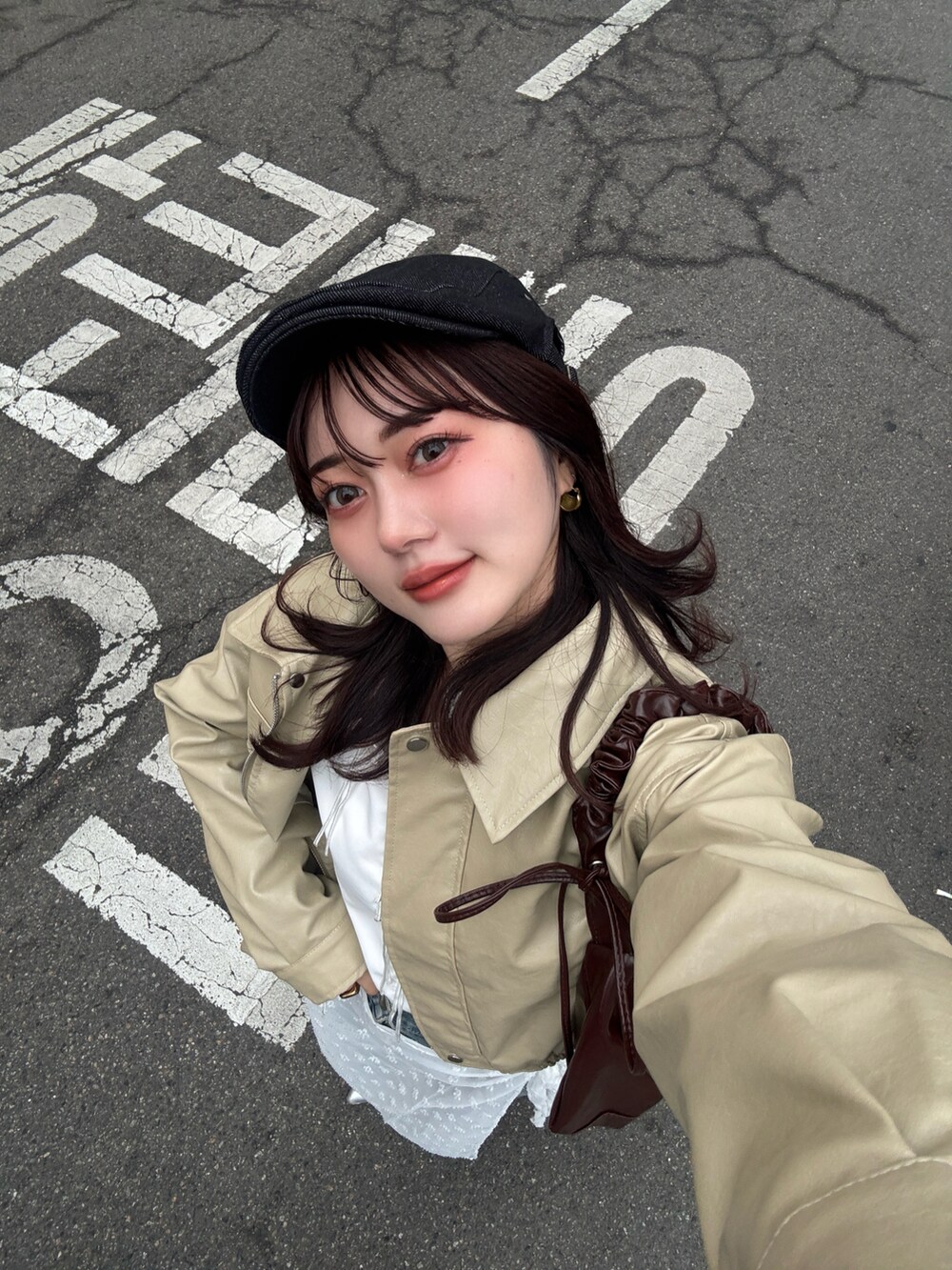 ホワイト系のシャツ/ブラウス、ホワイト系のスカート、ブルー系のデニムパンツを着用したレディースの春コーディネートの2枚目の写真