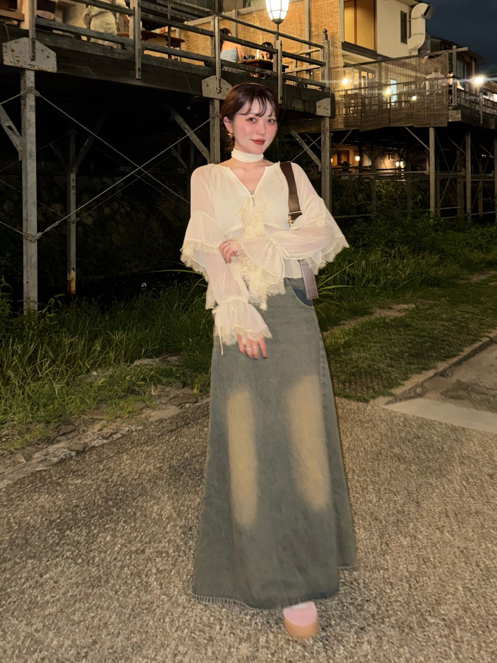 ブラウン系のショルダーバッグ、ホワイト系のシャツ/ブラウスを着用したレディースの秋コーディネートの5枚目の写真