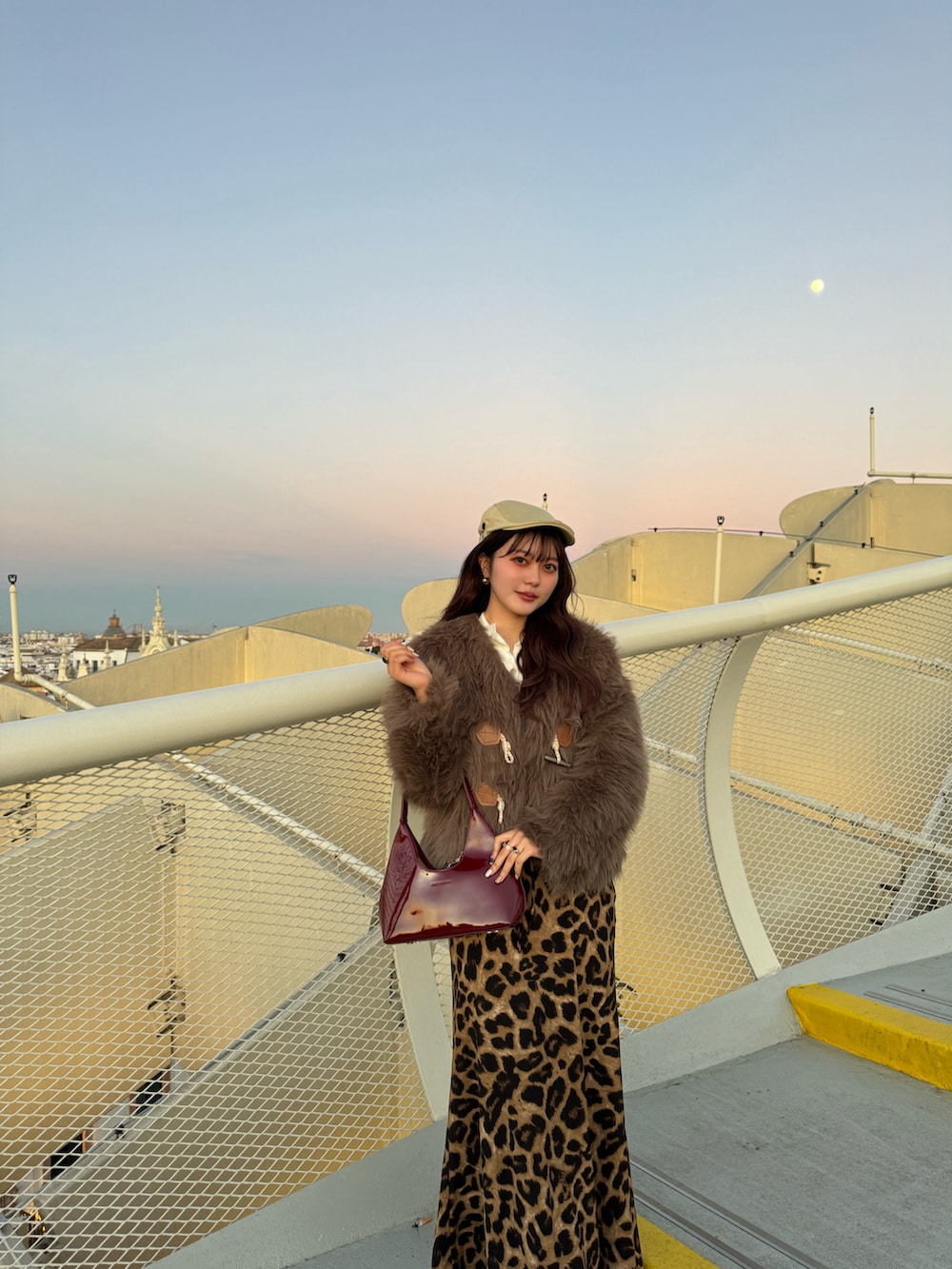 その他のスカート、レッド系のハンドバッグを着用したレディースの冬コーディネートの4枚目の写真