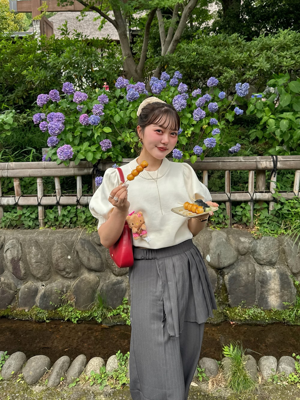 ホワイト系のスニーカー、グレー系のその他パンツ、ホワイト系のTシャツ/カットソーを着用したレディースの夏コーディネートの4枚目の写真