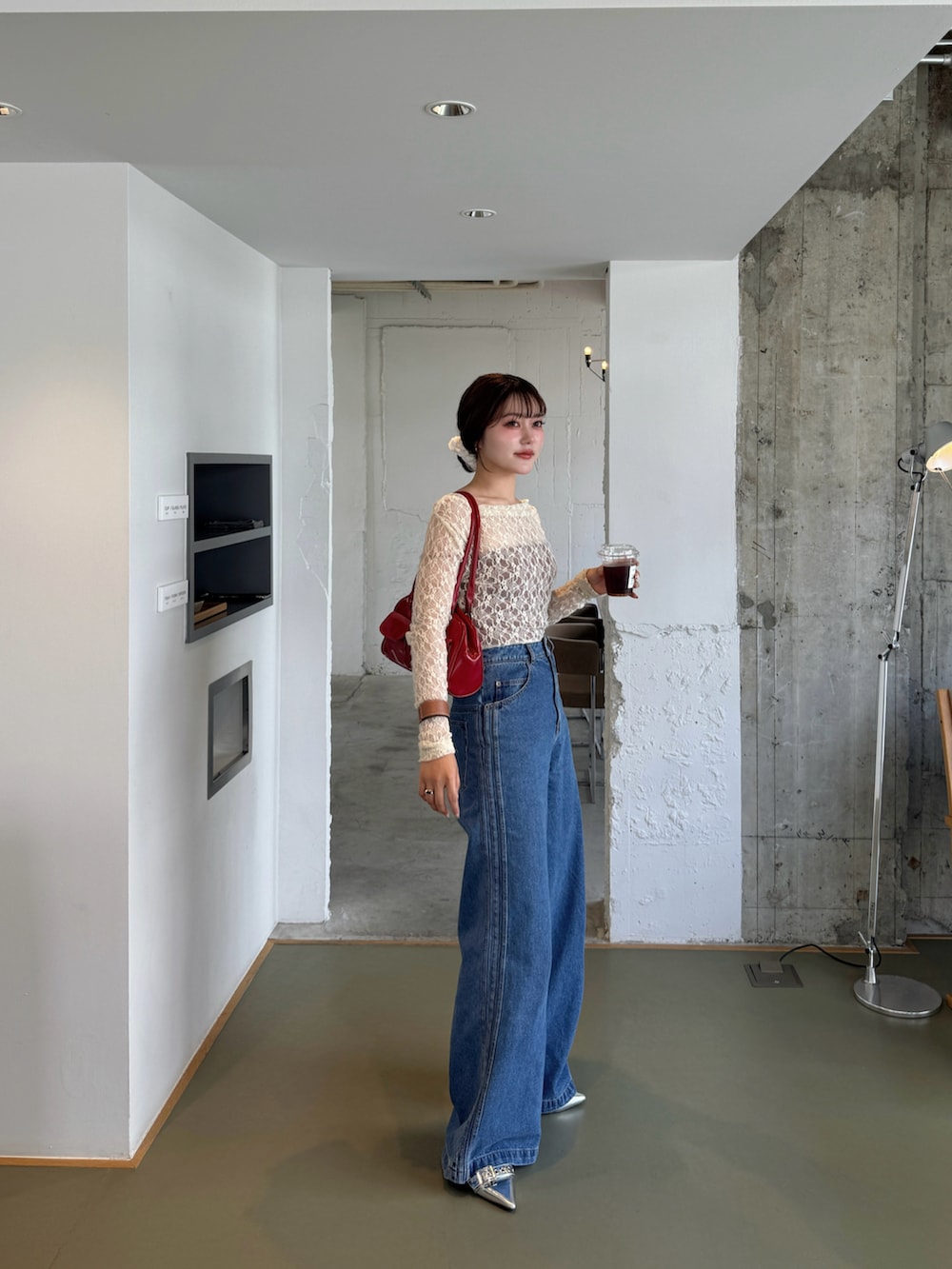 ブルー系のデニムパンツ、シルバー系のパンプスを着用したレディースの春コーディネートの2枚目の写真