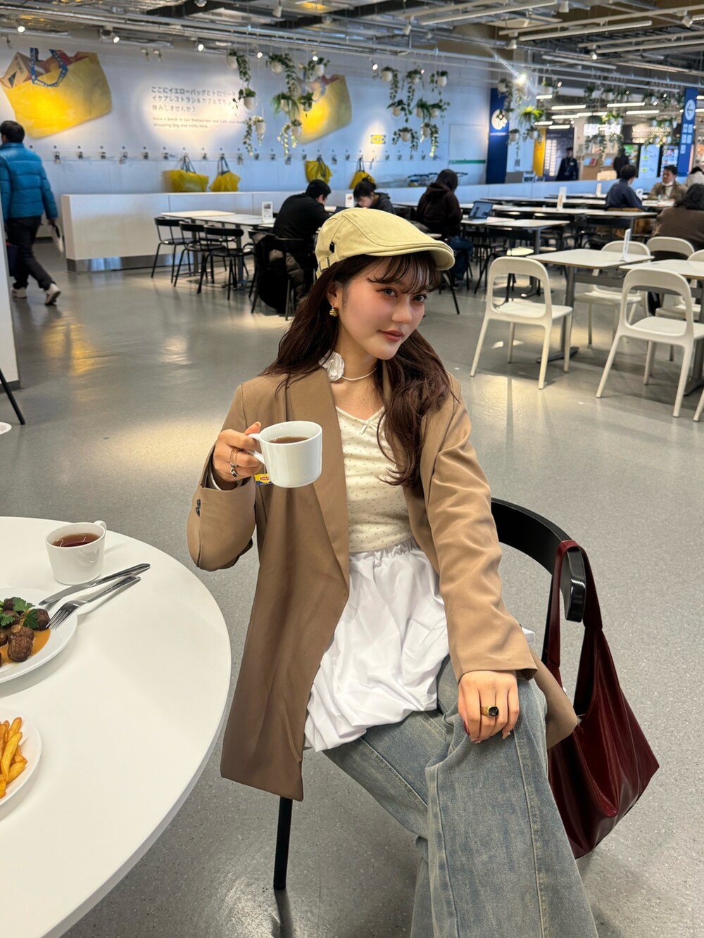 ホワイト系のTシャツ/カットソー、ホワイト系のスカート、レッド系のショルダーバッグを着用したレディースの冬コーディネートの5枚目の写真