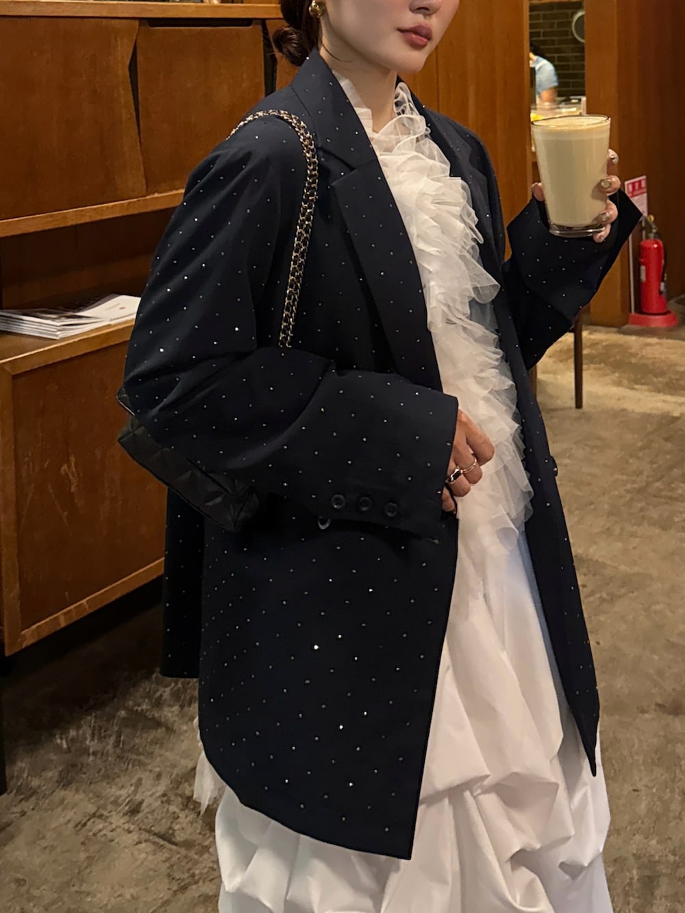 ブルー系のテーラードジャケット、ホワイト系のスカート、ホワイト系のシャツ/ブラウスを着用したレディースの秋コーディネートの3枚目の写真