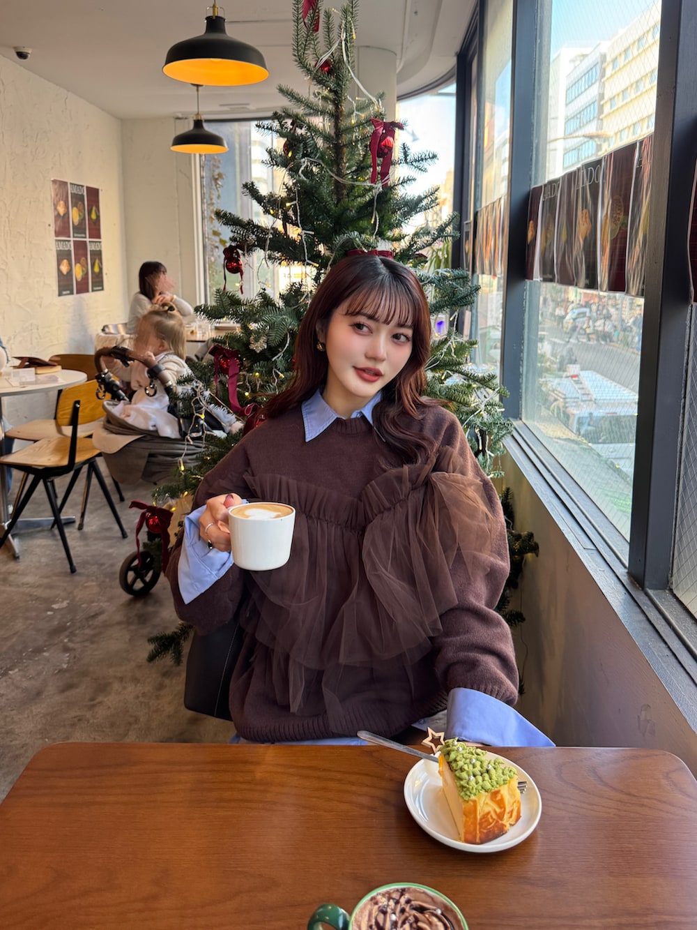 ブルー系のシャツ/ブラウス、ブラウン系のニット/セーターを着用したレディースの冬コーディネートの5枚目の写真