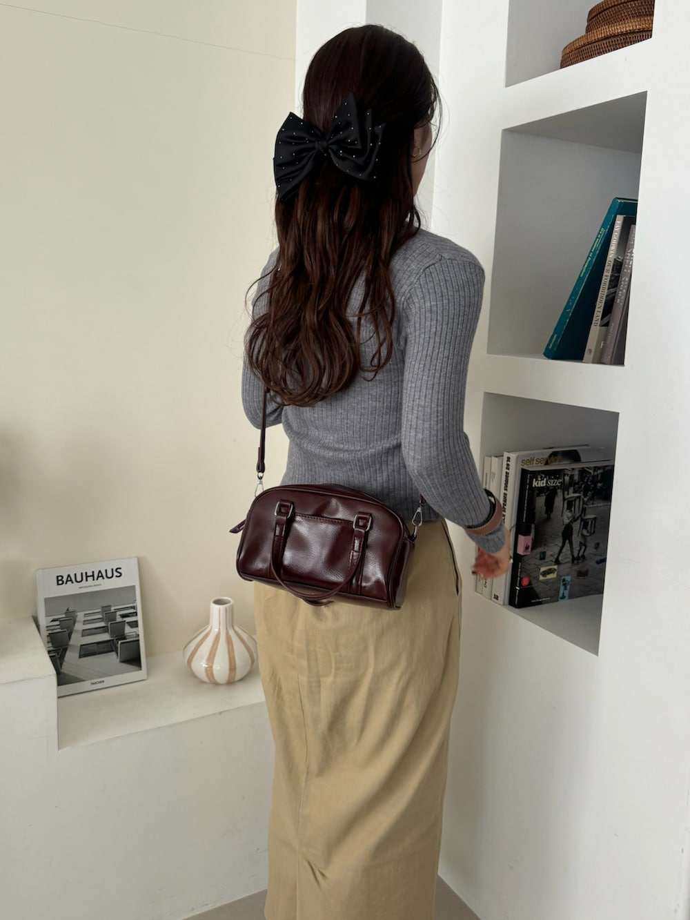 グレー系のニット/セーターを着用したレディースの冬コーディネートの4枚目の写真