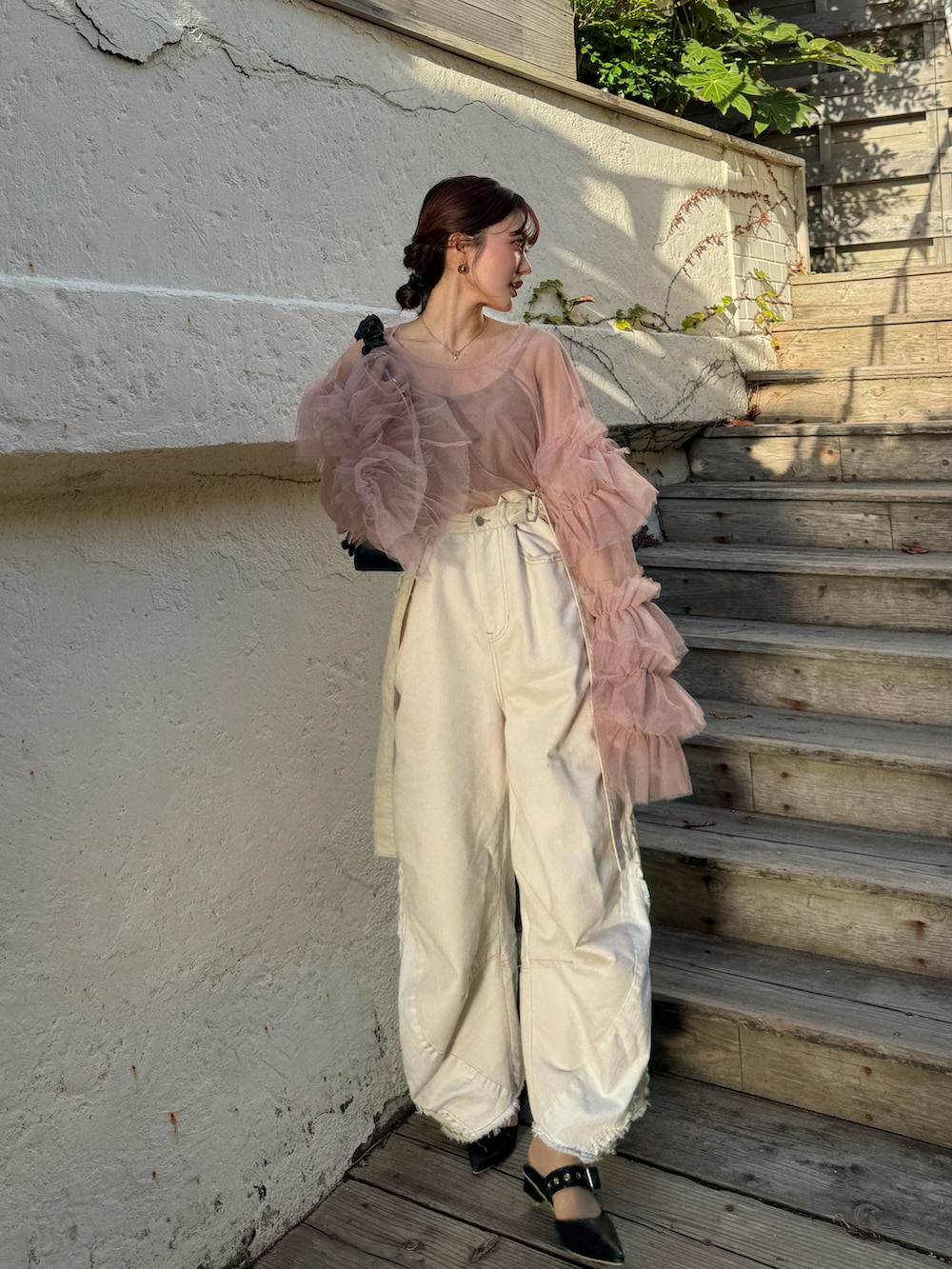 ブラック系のパンプス、ピンク系のシャツ/ブラウスを着用したレディースの秋コーディネートの4枚目の写真