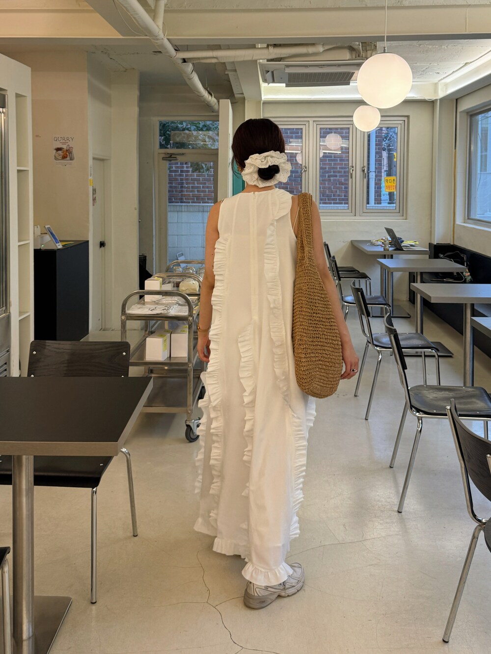 ホワイト系のワンピース、ベージュ系のスニーカーを着用したレディースの夏コーディネートの2枚目の写真