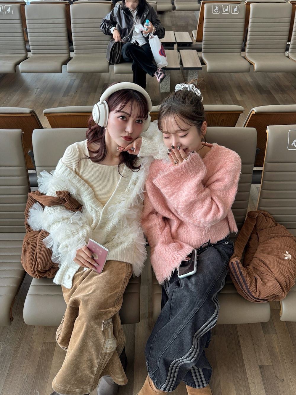 ブラウン系のブーツ、ホワイト系のニット/セーター、ホワイト系のカーディガン/ボレロを着用したレディースの秋コーディネートの4枚目の写真