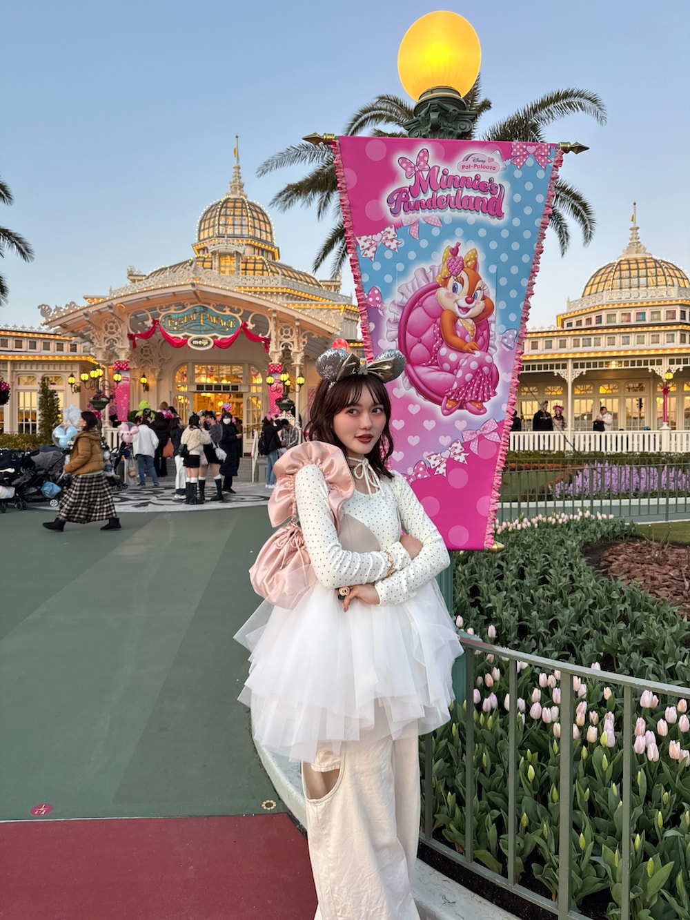 ホワイト系のTシャツ/カットソー、ベージュ系のキャミソール、ホワイト系のデニムパンツを着用したレディースの冬コーディネートの2枚目の写真