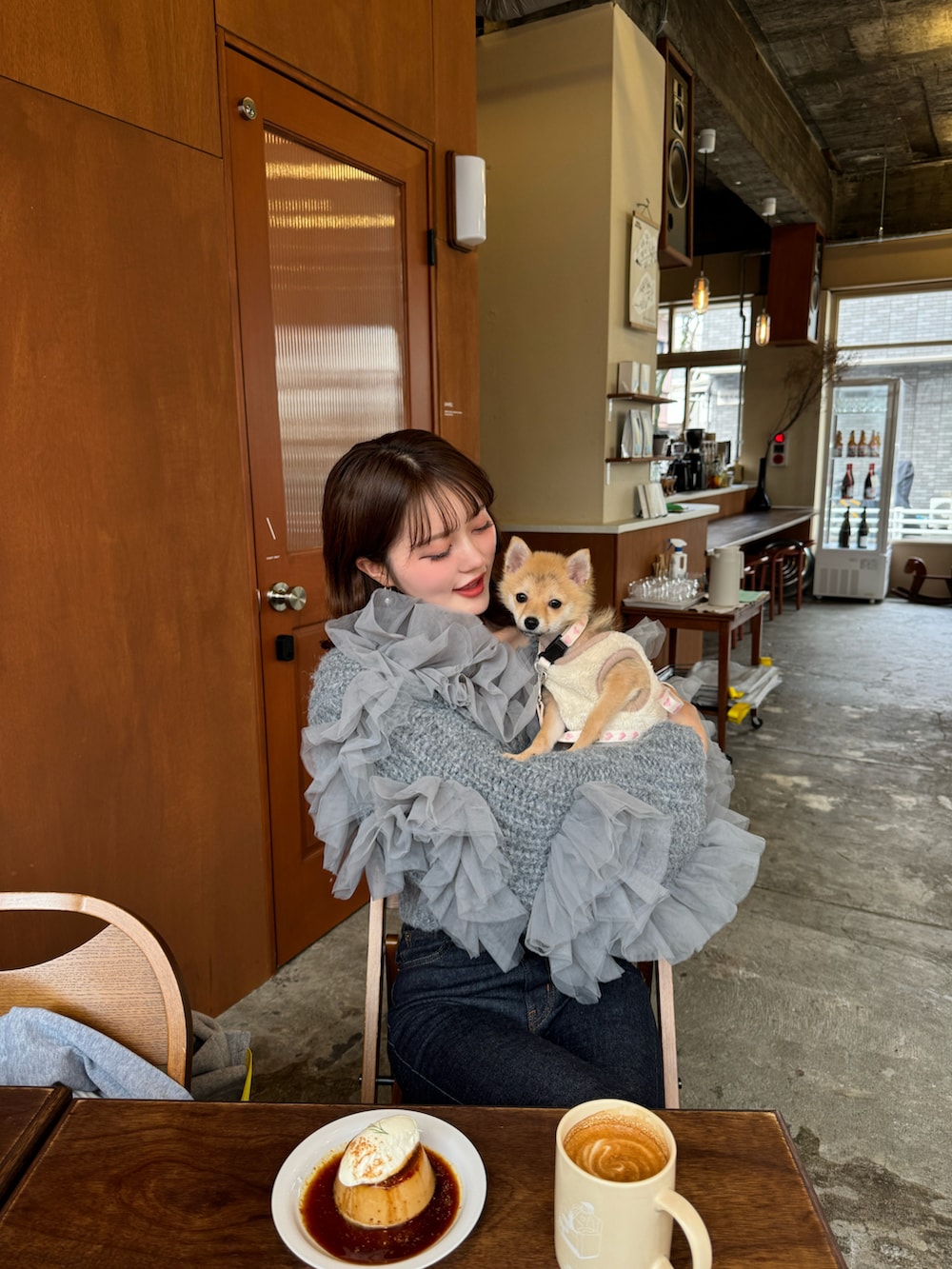 グレー系のニット/セーター、ブルー系のデニムパンツを着用したレディースの春コーディネートの4枚目の写真