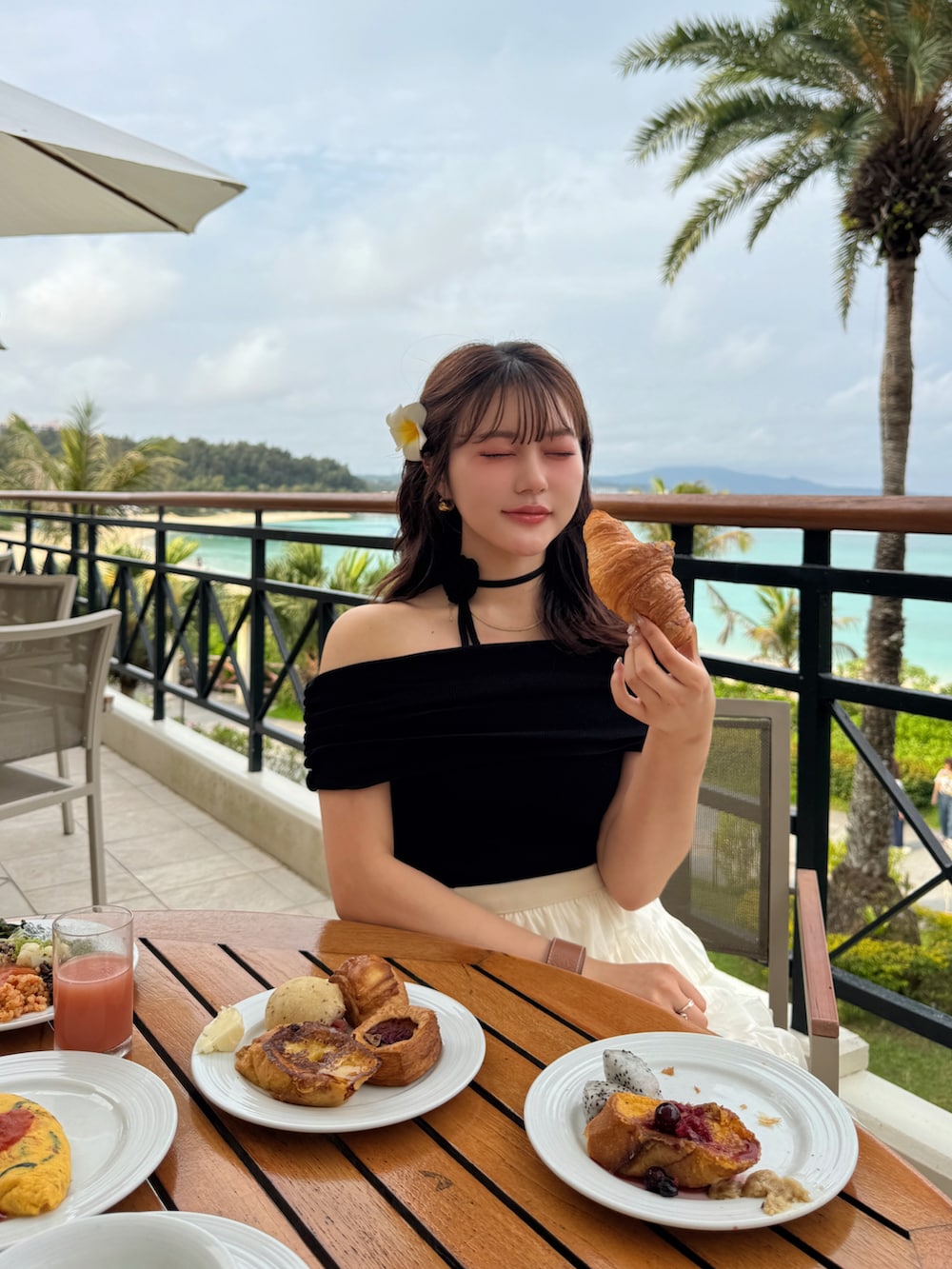 ホワイト系のスカート、ブラック系のトップスを着用したレディースの春コーディネートの2枚目の写真