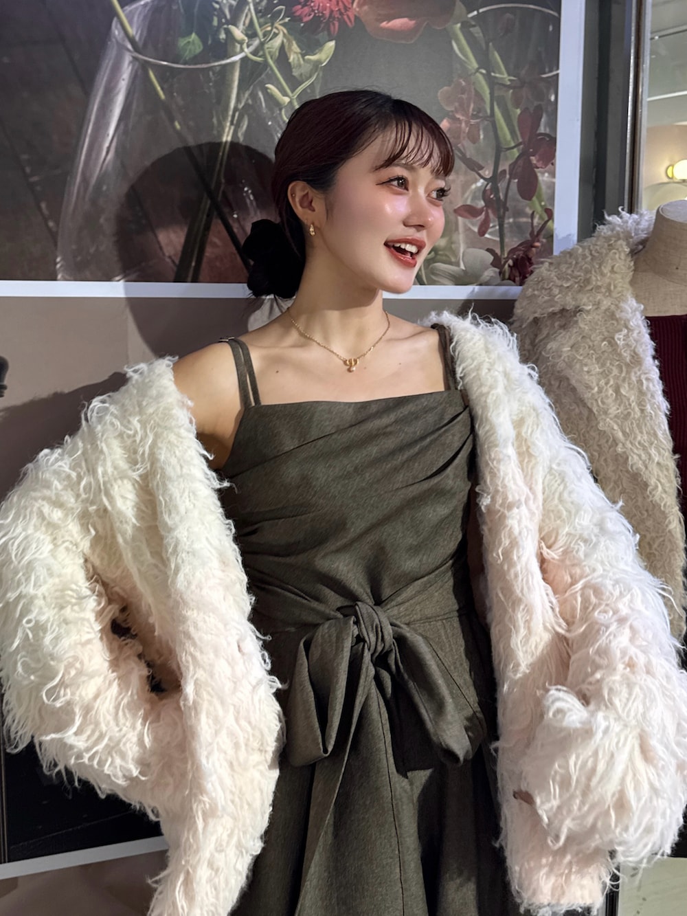 ベージュ系のスニーカーを着用したレディースの秋コーディネートの3枚目の写真