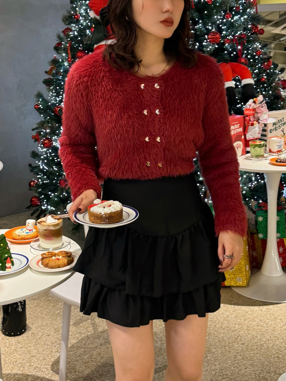 レッド系のカーディガン/ボレロ、ブラウン系のハンドバッグを着用したレディースの秋コーディネートの4枚目の写真