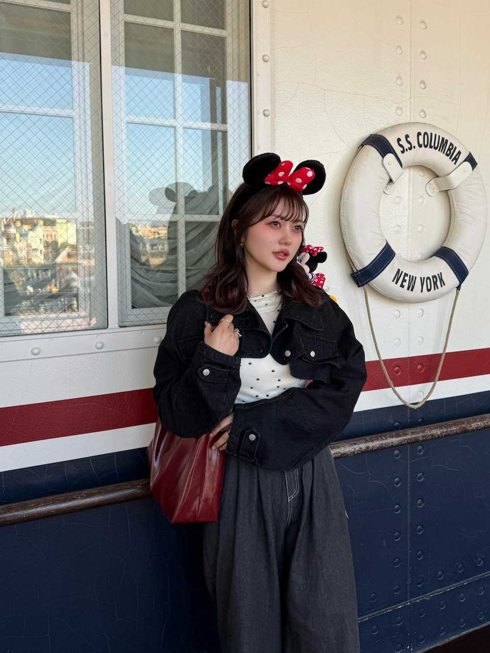 レッド系のショルダーバッグ、ホワイト系のTシャツ/カットソーを着用したレディースの春コーディネートの4枚目の写真