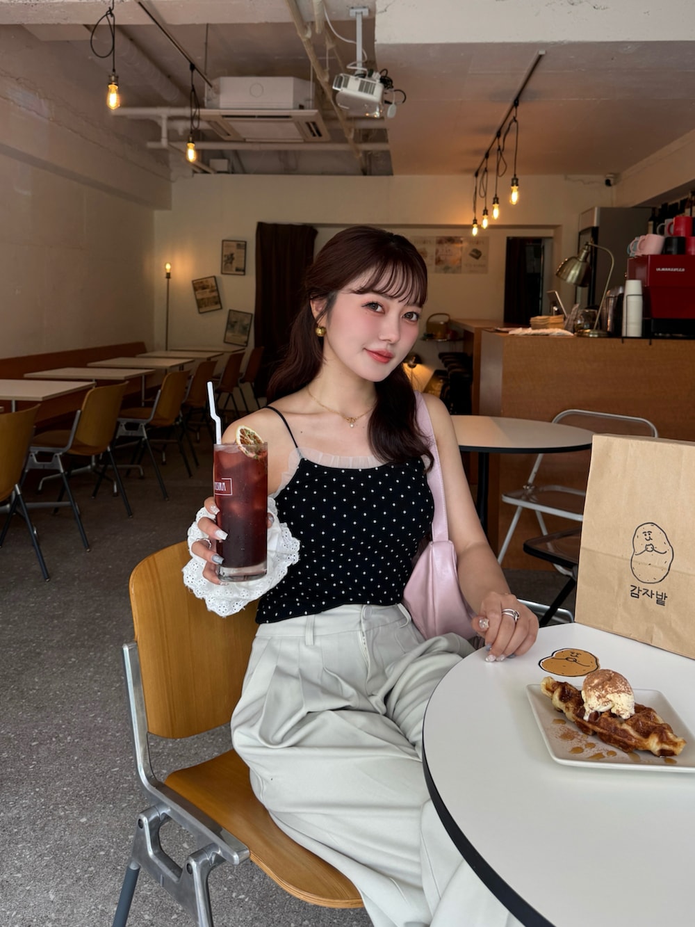 ブラック系のキャミソール、シルバー系のパンプスを着用したレディースの夏コーディネートの2枚目の写真