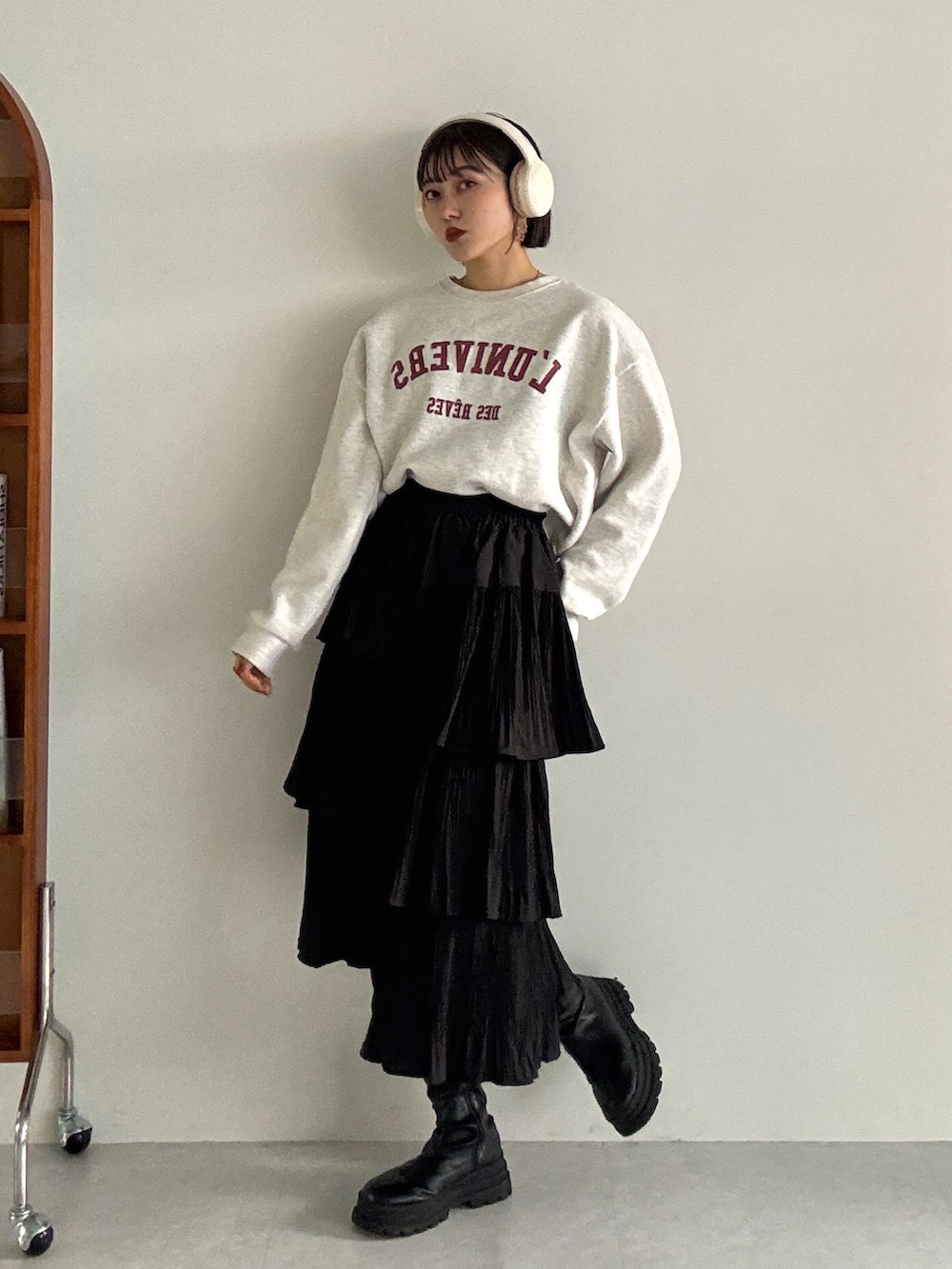 グレー系のカーディガン/ボレロ、ブラック系のブーツを着用したレディースの冬コーディネートの3枚目の写真