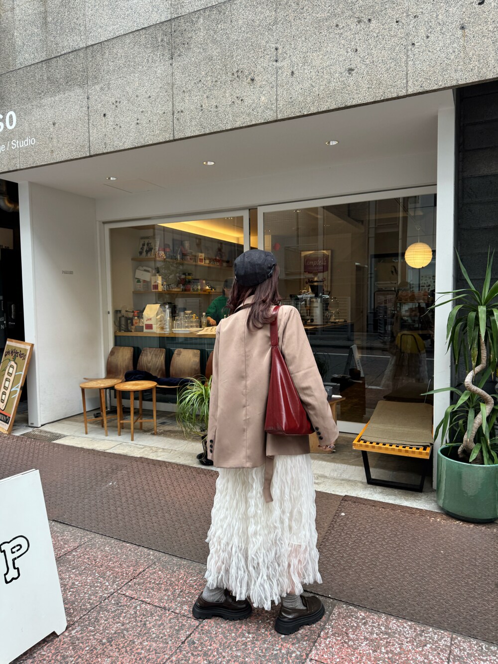 ホワイト系のスカート、ブラウン系のテーラードジャケット、ホワイト系のTシャツ/カットソーを着用したレディースの春コーディネートの4枚目の写真