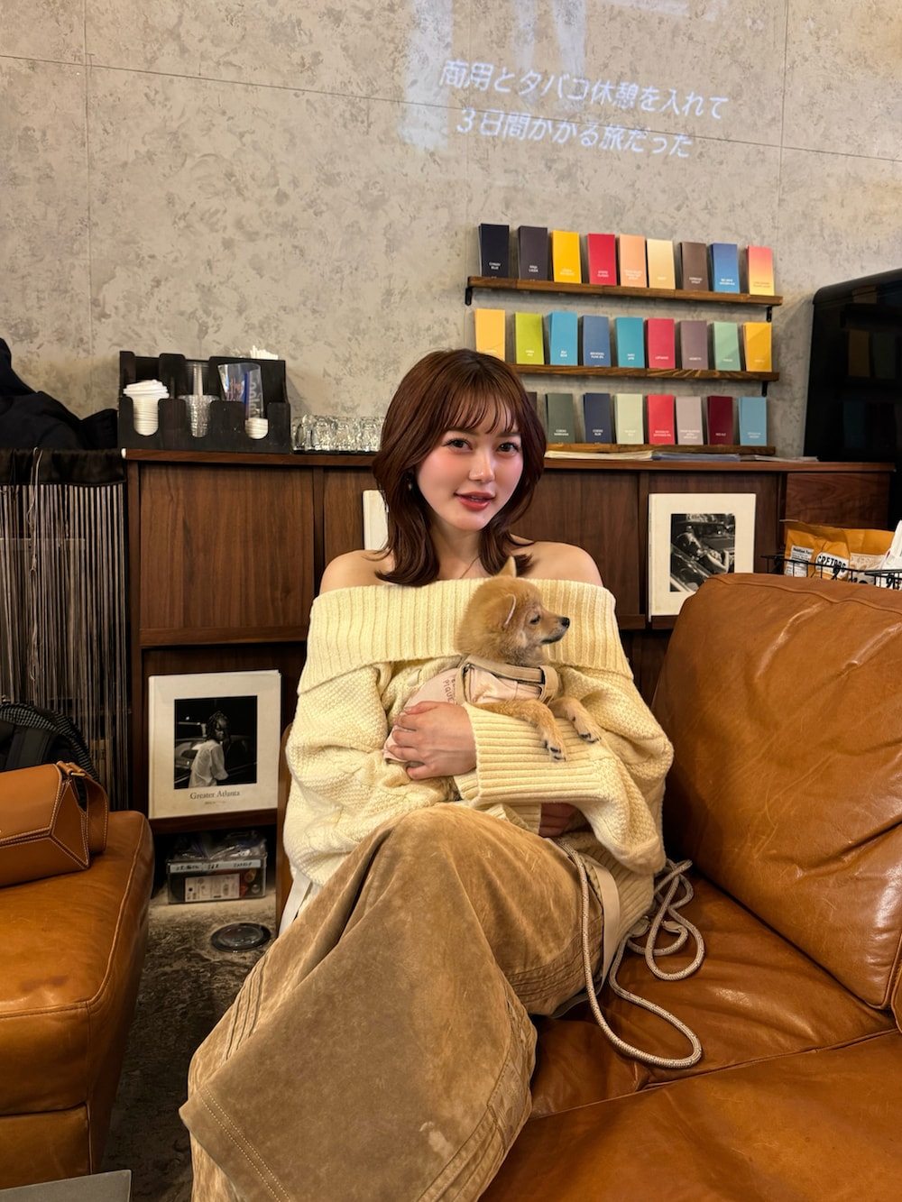 ホワイト系のニット/セーター、ブラウン系のスニーカーを着用したレディースの冬コーディネートの3枚目の写真