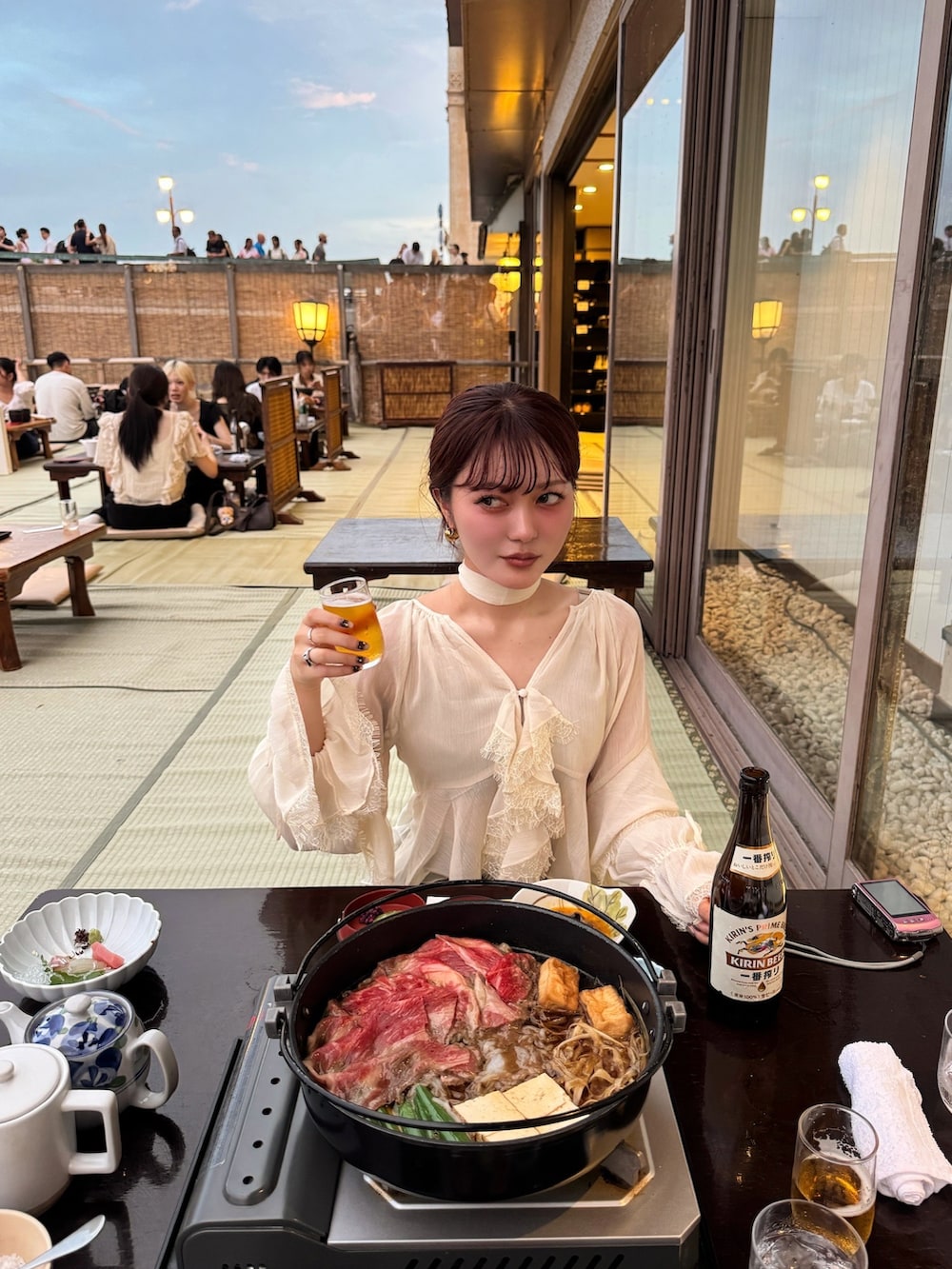 ブラウン系のショルダーバッグ、ホワイト系のシャツ/ブラウスを着用したレディースの秋コーディネートの4枚目の写真