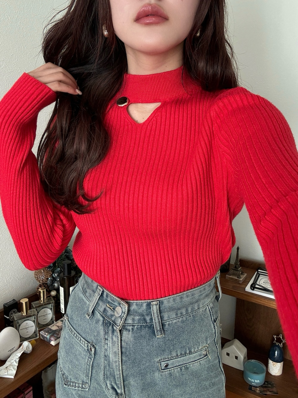 ブラック系のニット/セーターを着用したレディースの冬コーディネートの4枚目の写真