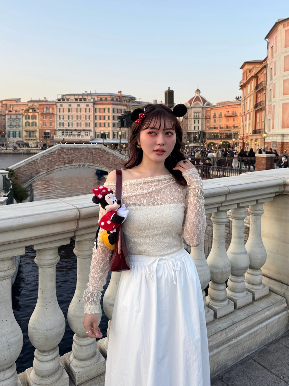 レッド系のハンドバッグ、ホワイト系のTシャツ/カットソー、ホワイト系のスカートを着用したレディースの春コーディネートの2枚目の写真