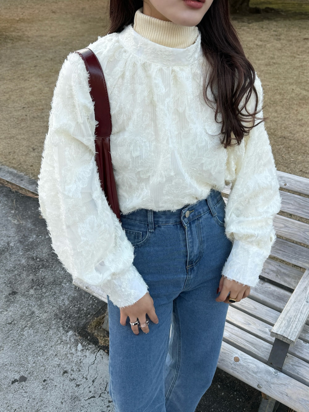 レッド系のショルダーバッグ、ベージュ系のシャツ/ブラウスを着用したレディースの春コーディネートの4枚目の写真