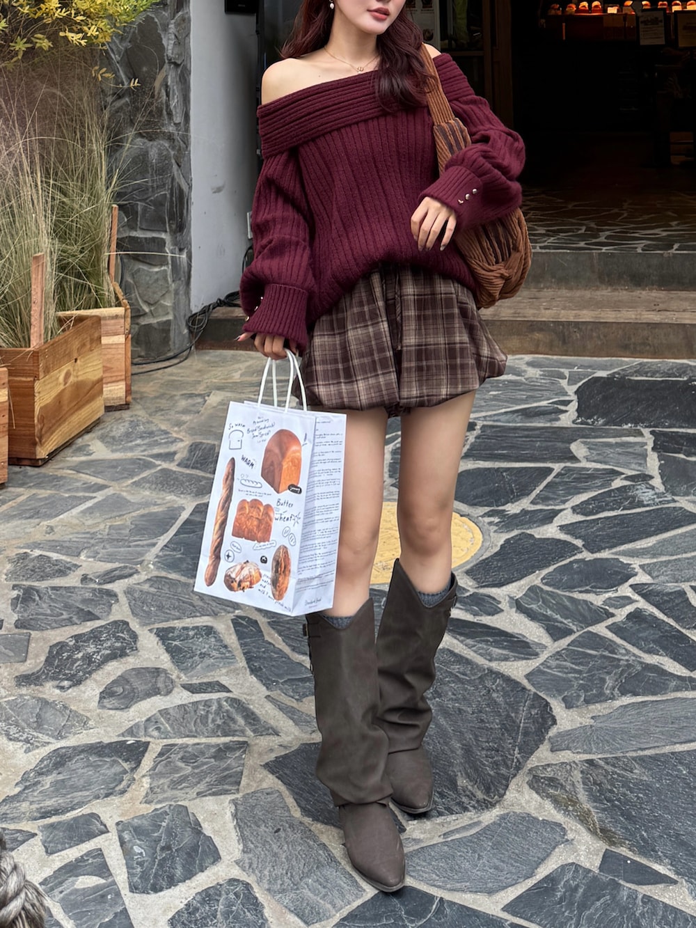 ブラウン系のその他パンツ、ブラウン系のブーツを着用したレディースの秋コーディネートの2枚目の写真