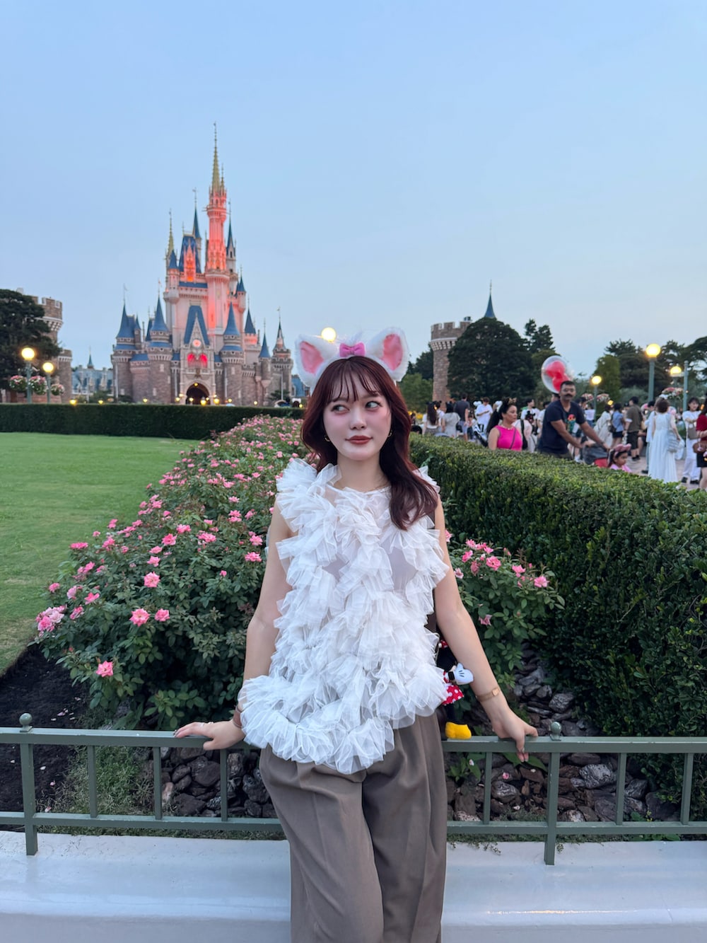 ホワイト系のシャツ/ブラウス、ブラウン系のショルダーバッグ、ピンク系のスニーカーを着用したレディースの秋コーディネートの5枚目の写真