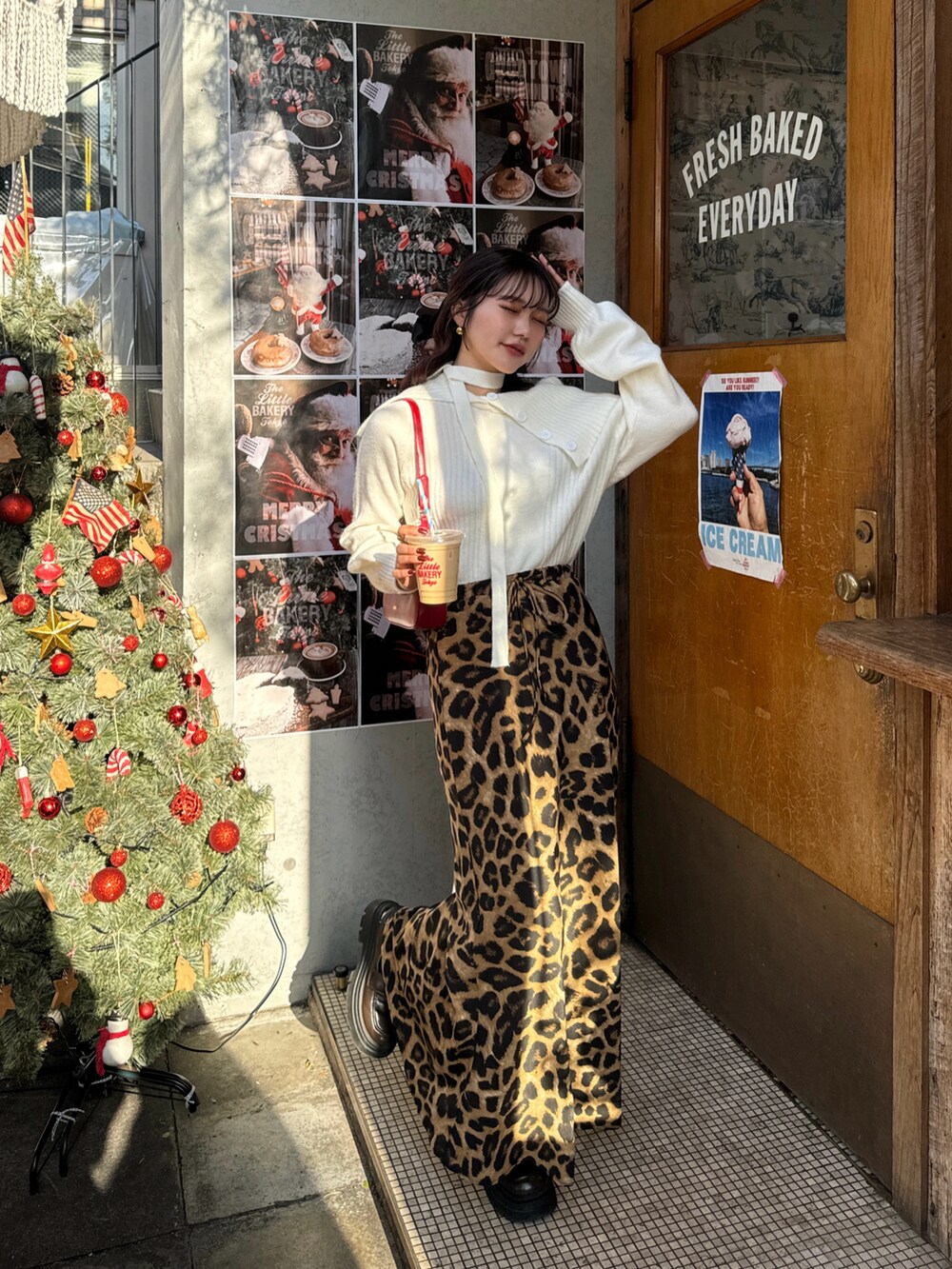 グレー系のTシャツ/カットソー、ホワイト系のハンドバッグを着用したレディースの冬コーディネートの4枚目の写真