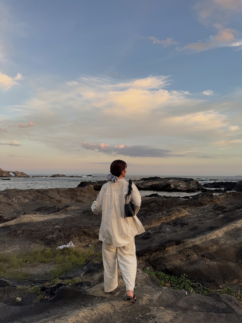 ホワイト系のシャツ/ブラウス、ホワイト系のその他パンツ、ブラック系のパンプスを着用したレディースの秋コーディネートの3枚目の写真