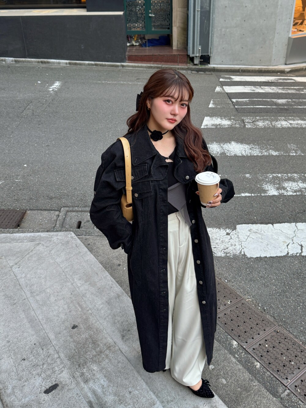 ブラック系のパンプス、ブラック系のTシャツ/カットソーを着用したレディースの春コーディネートの5枚目の写真