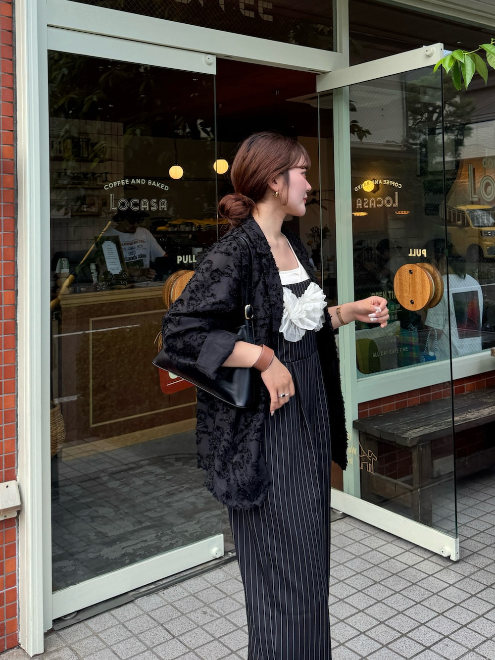 ブラック系のテーラードジャケット、その他のつなぎ/オールインワン、ブラック系のパンプスを着用したレディースの夏コーディネートの3枚目の写真