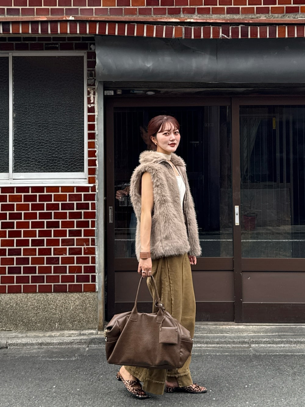 ホワイト系のキャミソール、ブラウン系のボストンバッグを着用したレディースの秋コーディネートの4枚目の写真