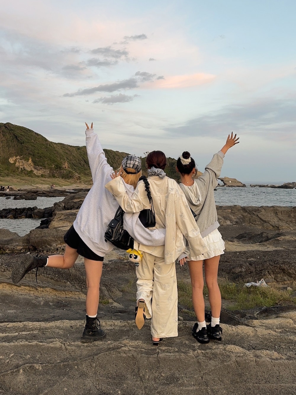 ホワイト系のシャツ/ブラウス、ホワイト系のその他パンツ、ブラック系のパンプスを着用したレディースの秋コーディネートの2枚目の写真