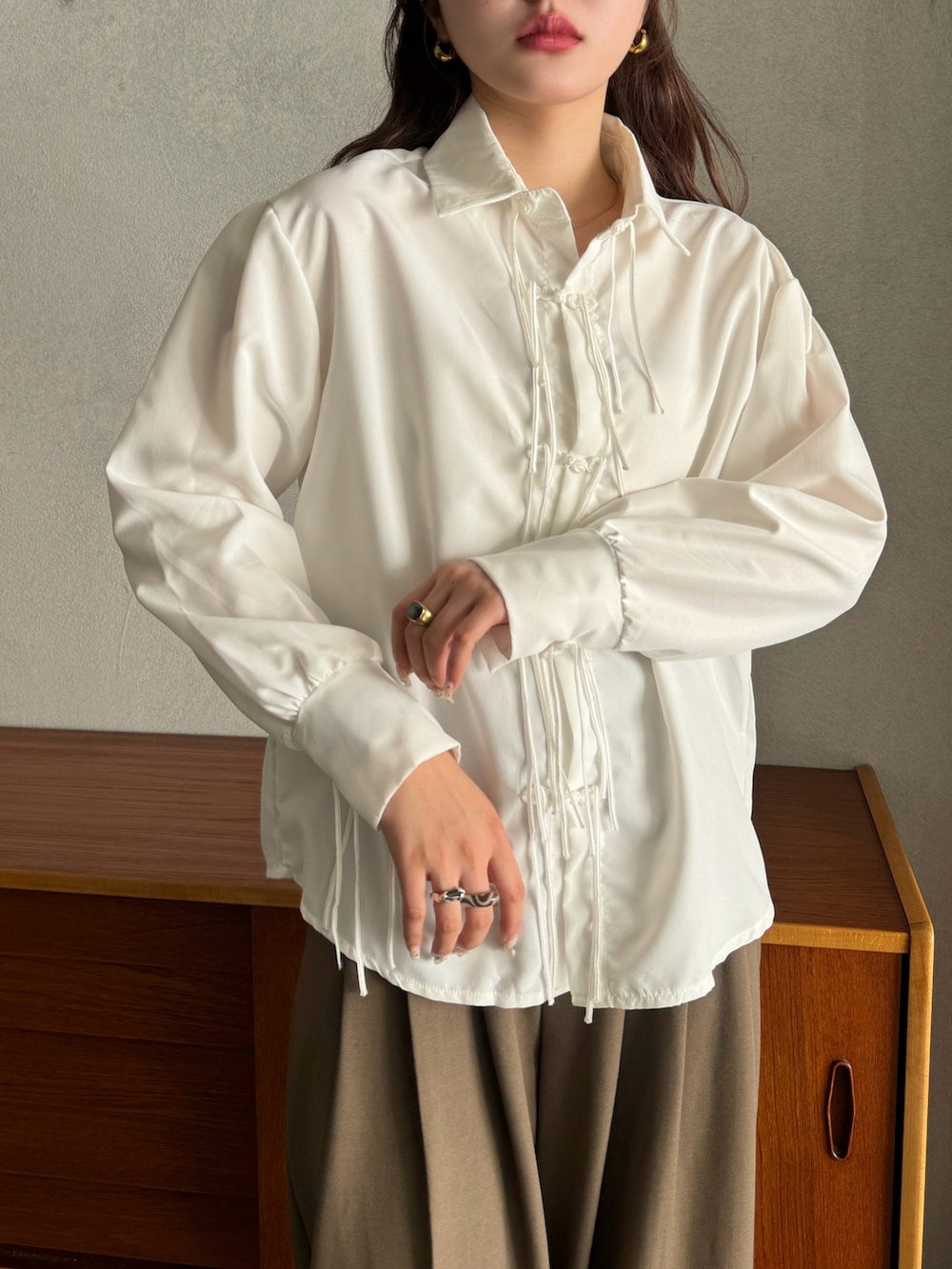 シルバー系のパンプス、ベージュ系のスラックス、ホワイト系のシャツ/ブラウスを着用したレディースの春コーディネートの4枚目の写真