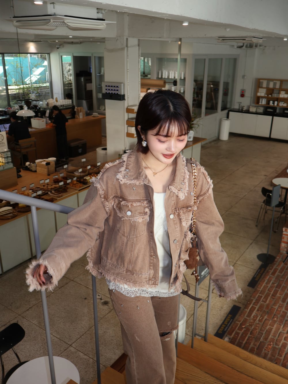 ブラウン系のパンプスを着用したレディースの秋コーディネートの3枚目の写真