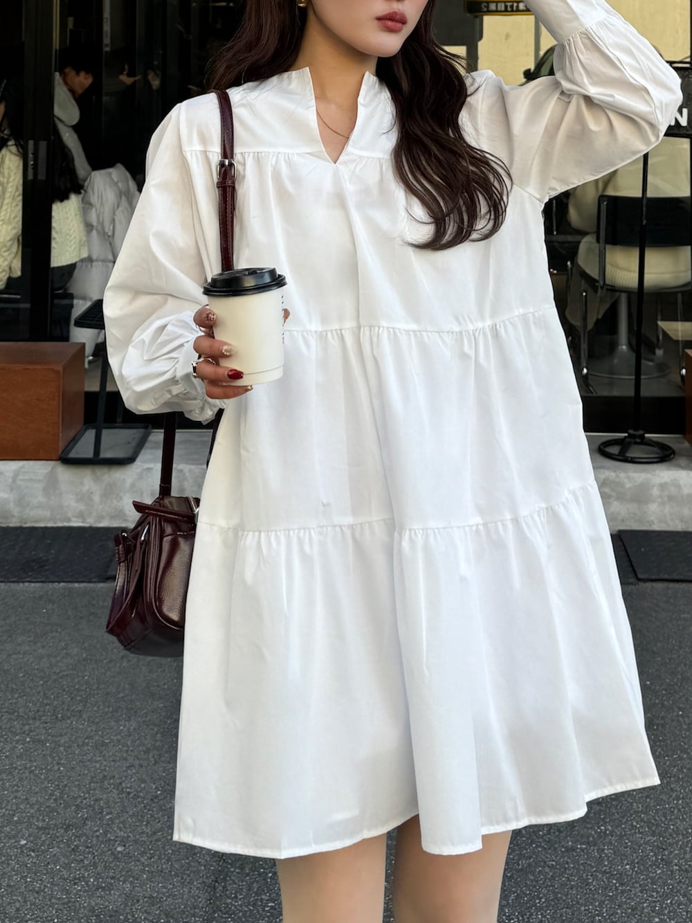 ホワイト系のワンピースを着用したレディースの冬コーディネートの4枚目の写真