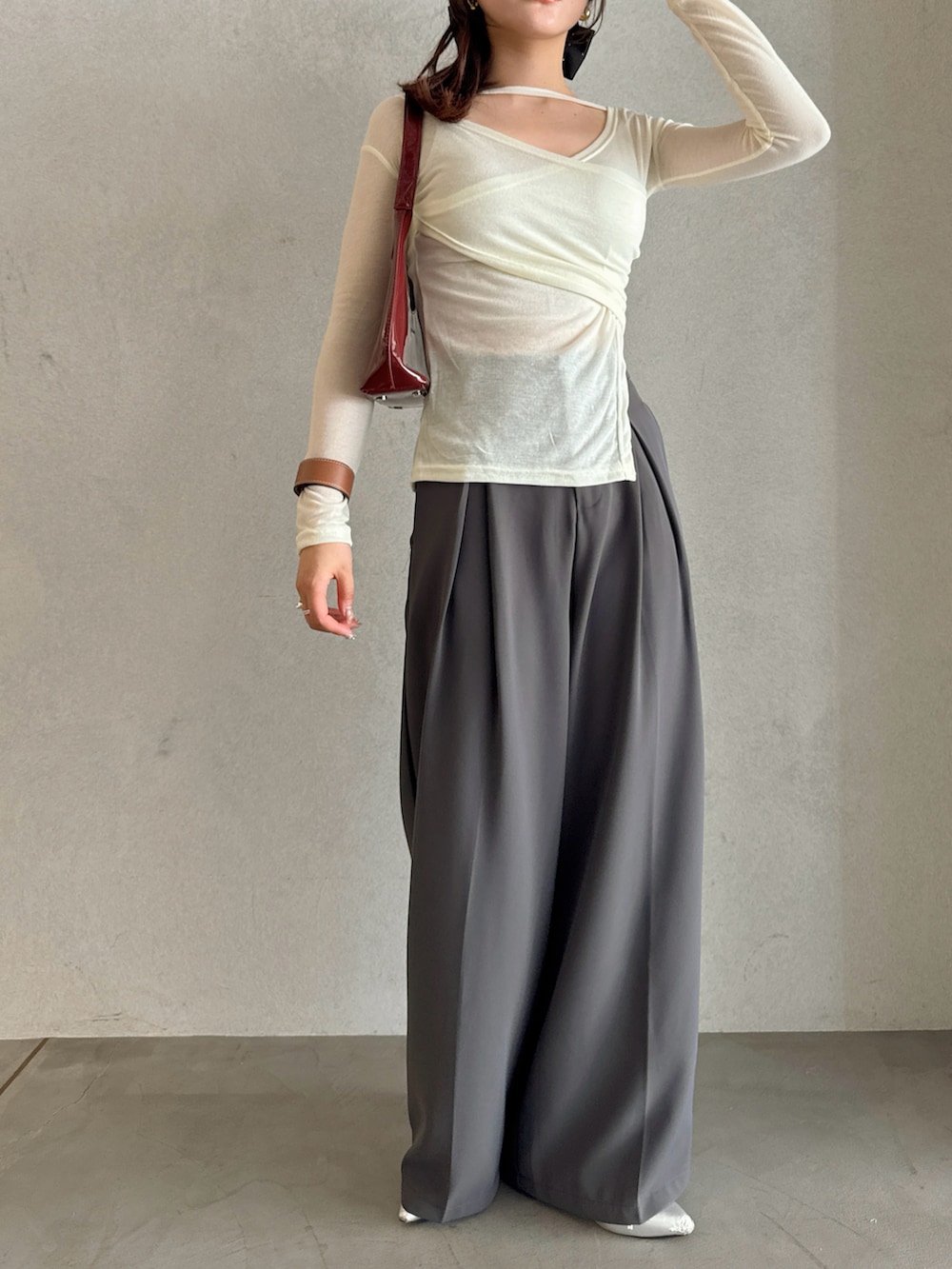 ホワイト系のTシャツ/カットソー、レッド系のハンドバッグを着用したレディースの春コーディネートの3枚目の写真