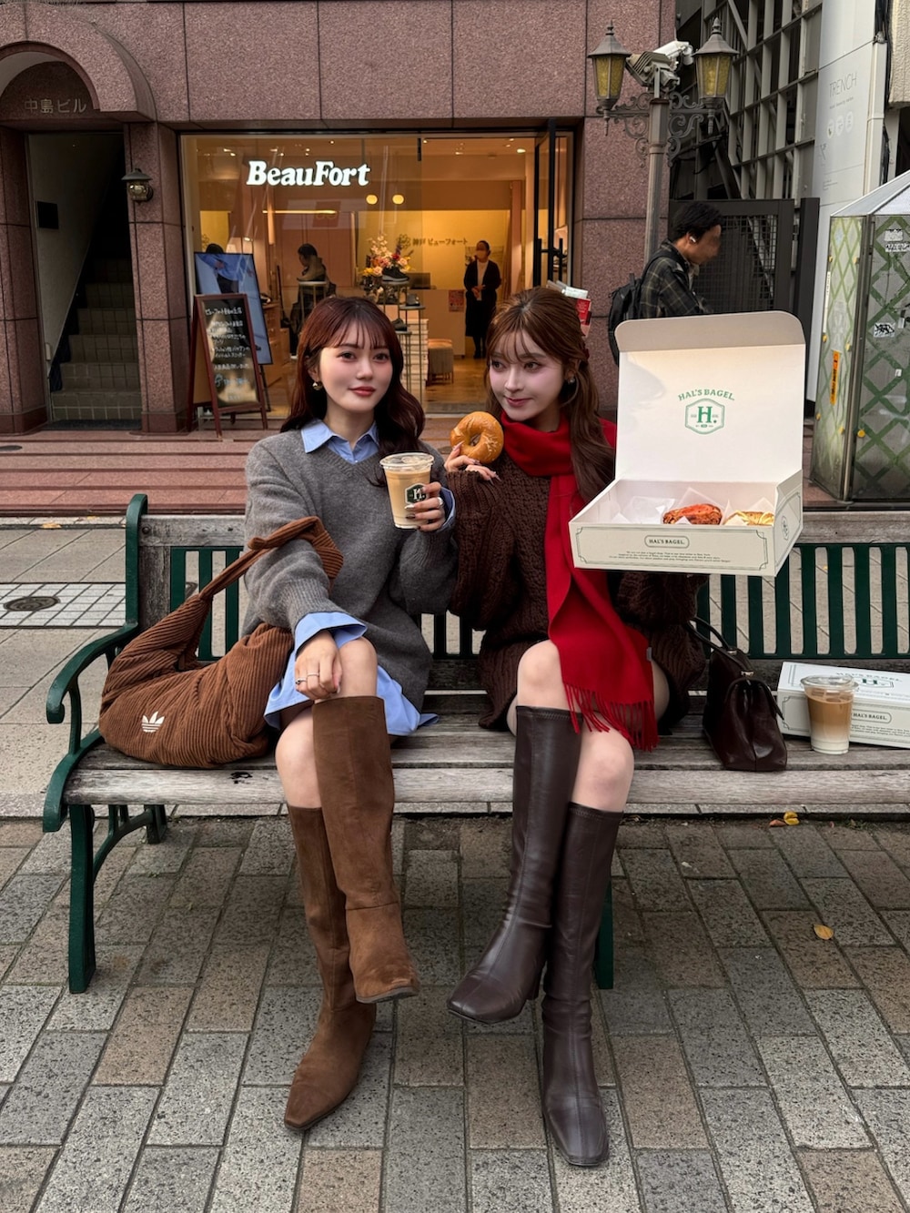 グレー系のニット/セーター、ブラウン系のブーツ、ブルー系のシャツ/ブラウスを着用したレディースの秋コーディネートの4枚目の写真