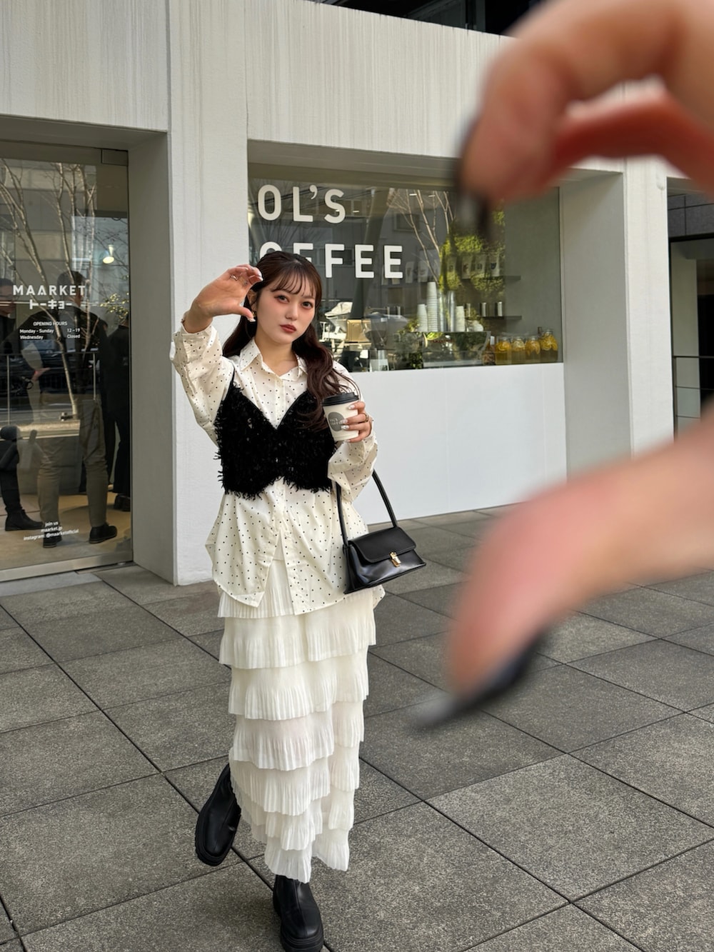 ホワイト系のシャツ/ブラウス、ホワイト系のスカートを着用したレディースの春コーディネートの2枚目の写真