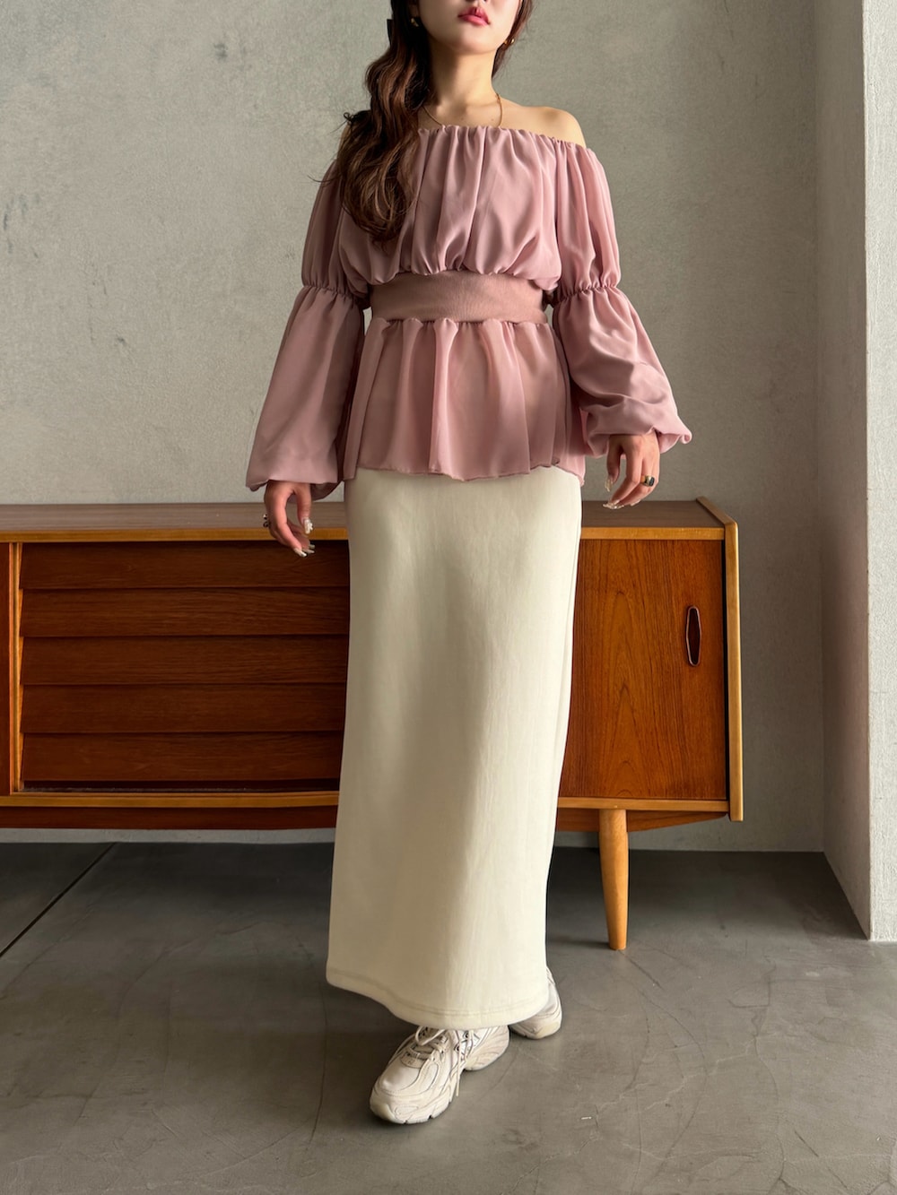 ベージュ系のスニーカー、パープル系のシャツ/ブラウスを着用したレディースの春コーディネートの2枚目の写真