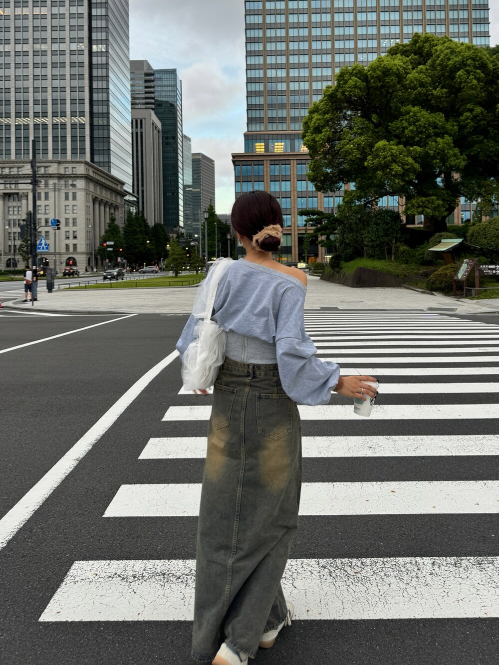 グレー系のTシャツ/カットソー、ホワイト系のハンドバッグを着用したレディースの秋コーディネートの4枚目の写真