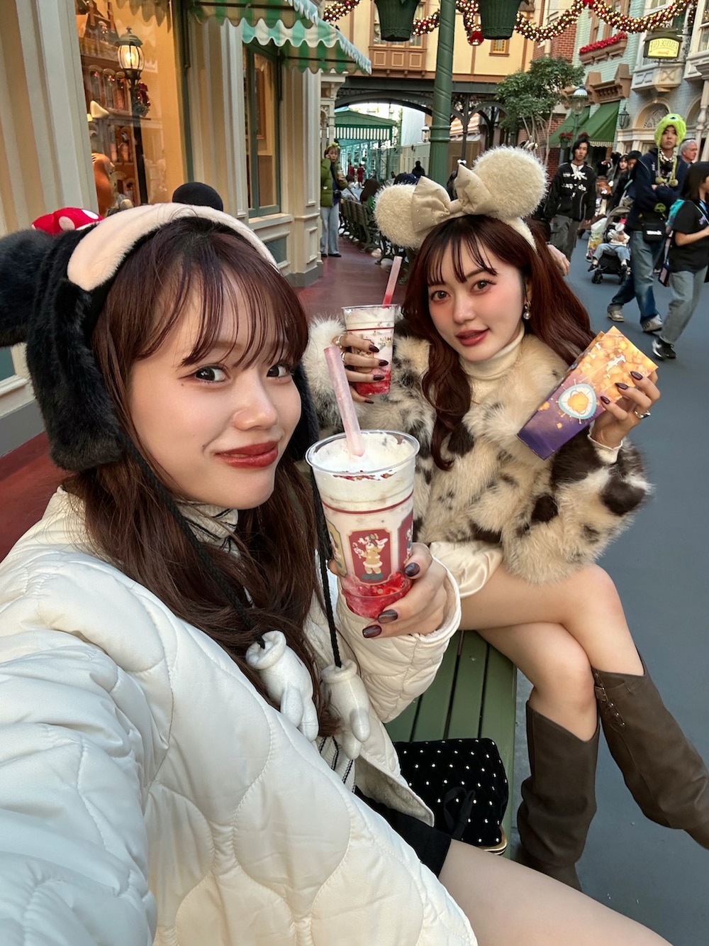 ブラウン系のブーツ、ベージュ系のその他アウター、ホワイト系のスカートを着用したレディースの冬コーディネートの4枚目の写真